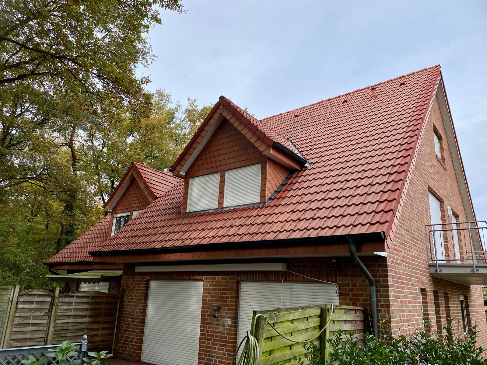 Dachreinigung Neuenhaus Nachher: Das Dach sieht nach der Reinigung wieder gepflegt und sauber aus.